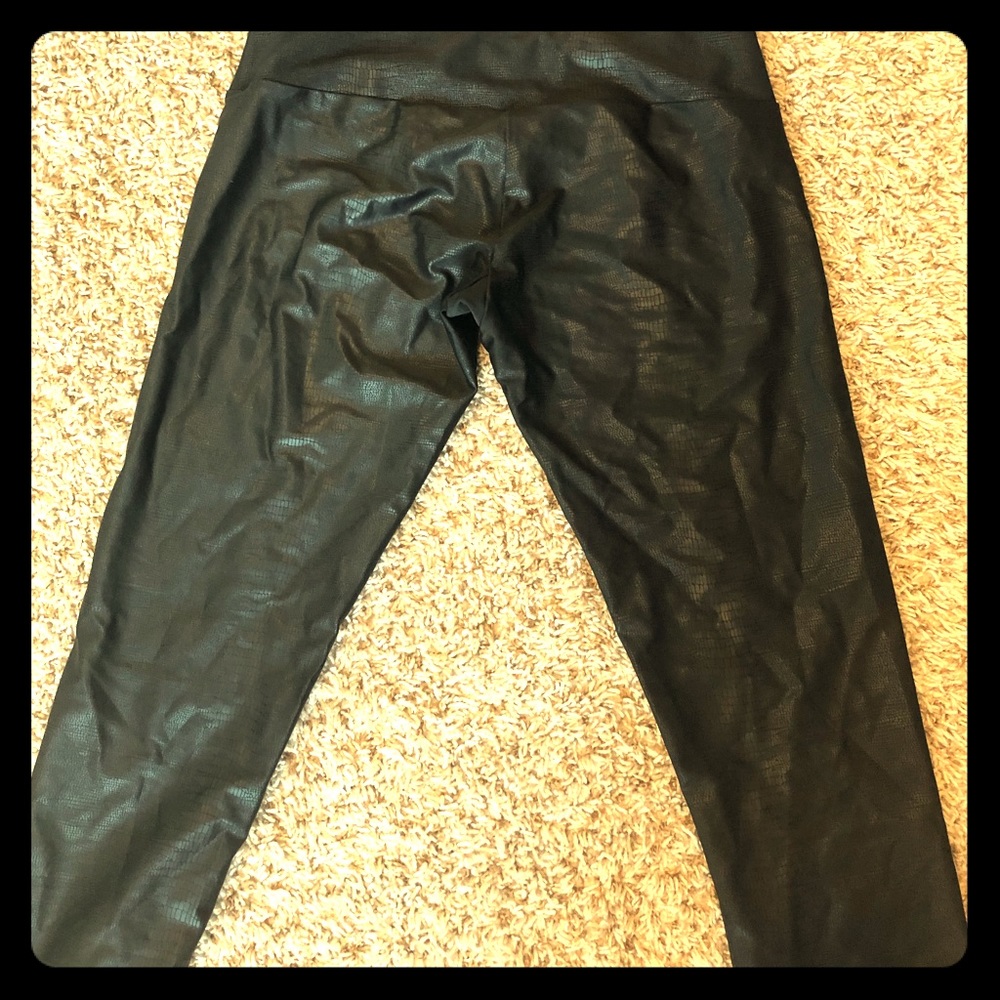 Black cropped leggings by onzie